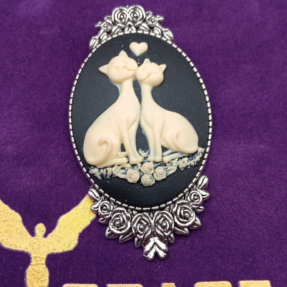 Cameo Brooch New‎ Space Loving Cats